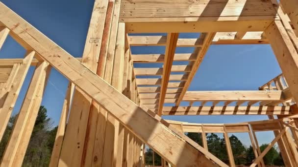 在施工过程中 将排布梁 木架的房梁带回家 — 图库视频影像