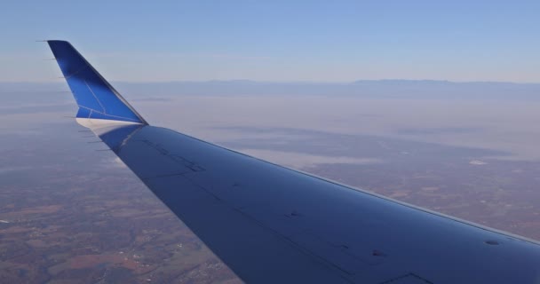 Uçak Penceresi Büyüleyici Dünya Manzarası Ile Büyülenmiş Bulutlu Gökyüzünün Engin — Stok video