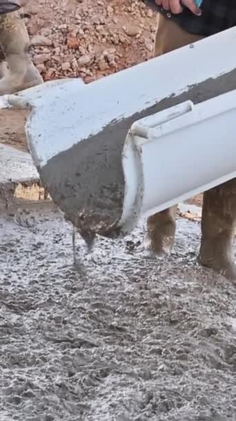 Mischer Lkw Gießt Nassen Zement Bereit Gemischten Beton Für Auffahrt — Stockvideo