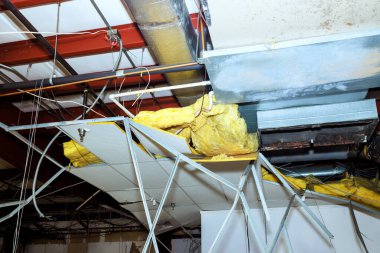 İnşaat kompleksi, yeniden inşa işlemi sırasında eski tavanın sökülmesini gerektirir.