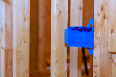 İnşaat halindeki yeni evdeki elektrik kablolarının iç görünümü