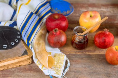 Rosh hashanah, yeni yıl yahudilerinin dini sembollerini elma, bal, nar ve Shofar ile ortaya çıkarıyor.