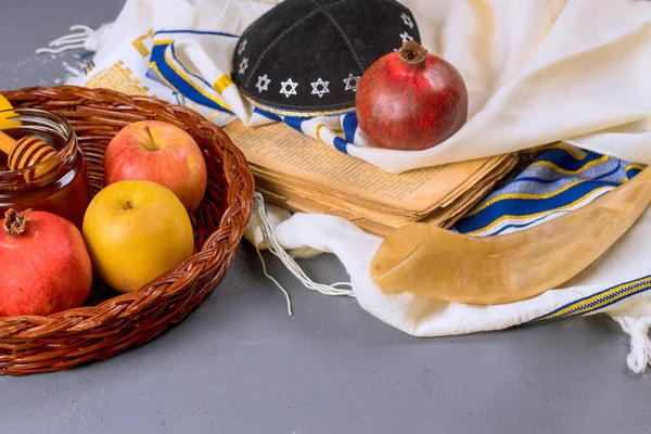 Yeni yıl Yahudi sembollerinin elmalar, bal, nar ve Shofar ile önemini kucaklamak.