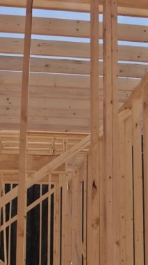 İnşaat sırasında, destek kirişleri ve ev için ahşap çerçeve inşa ediliyor