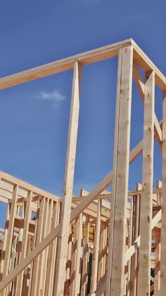 Dom Drewnianą Ramą Konstruuje Się Belkami Nośnymi Trakcie Budowy — Wideo stockowe