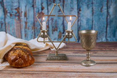 Şabat sıcağı geleneksel Yahudi bayramı kutlaması ev yapımı challah ekmeği, kosher şarabı ve mumlarla.