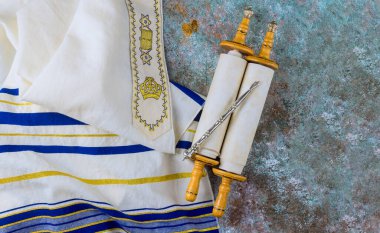 Torah parşömenli sinagog, Musevi dini bayram festivallerinde uzun şallı tamamlayıcı sembollere dua et.