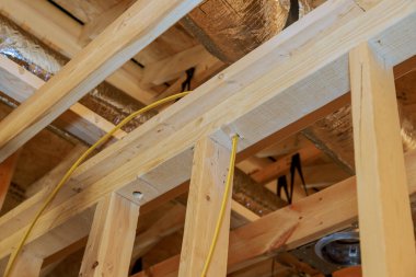 Ahşap kirişler çerçeveli tamamlanmamış yeni evin iç görünümü