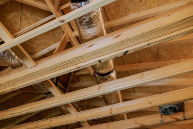 Ahşap kirişli, tamamlanmamış yeni evin duvarları iç görünümü.