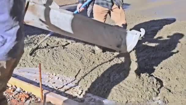 Karıştırma Kamyonu Yeni Evin Etrafındaki Kaldırımları Döşemek Için Beton Dağıtıyor — Stok video