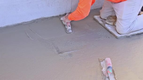 Работник Бетонного Пола Скручивает Мокрый Цемент После Заливки Строительной Площадки — стоковое видео