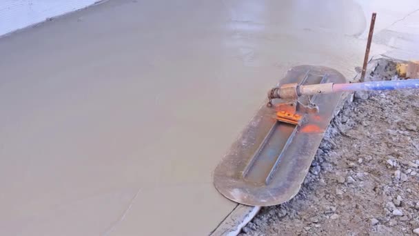 Trabalhador Especialista Depois Derramar Nivelamento Calçada Concreto Molhado Local Construção — Vídeo de Stock