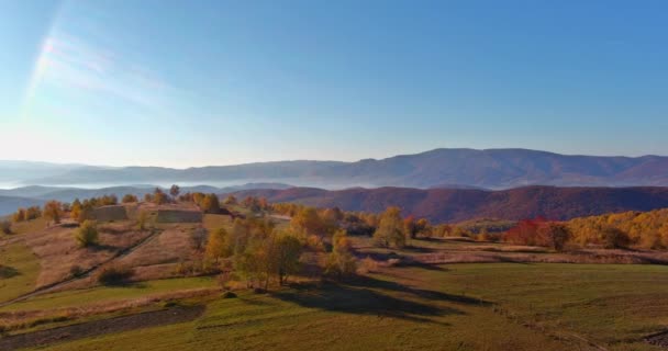 Karpat Dağ Köyü Yüksek Sonbahar Dağlarıyla Çevrili — Stok video
