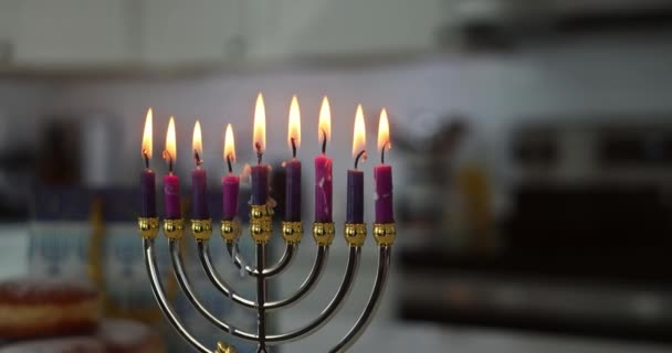 Musevilik Geleneği Aile Dini Bayram Sembolleri Hanuka Kutlamaları Sırasında Hanukkiah — Stok video