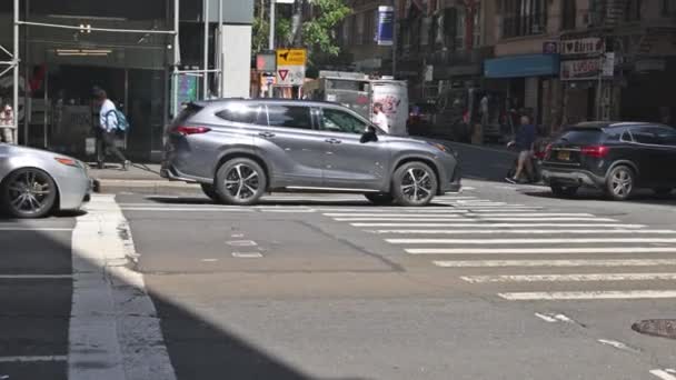 2023年5月25日曼哈顿的纽约人和汽车在充满活力的城市街道上漫步 — 图库视频影像
