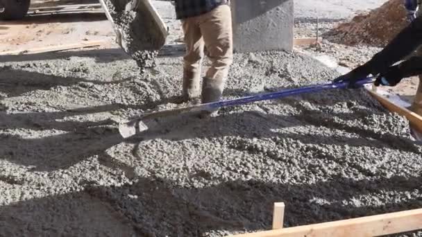 新家附近的工人湿混凝土浇筑工地车道铺装 — 图库视频影像