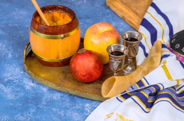 Rosh hashanah. Elma, bal, nar ve Shofar ile Yahudi yeni yıl tatilinin sembollerini keşfediyor.