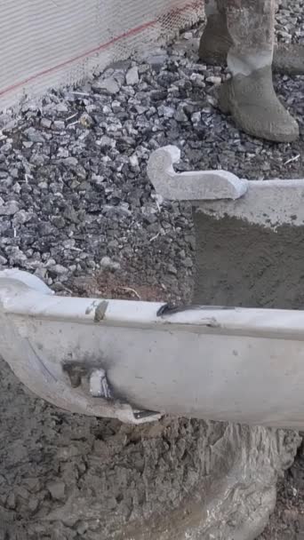 Despeje Entrada Pavimentação Torno Casa Nova Com Mistura Concreto Caminhão — Vídeo de Stock