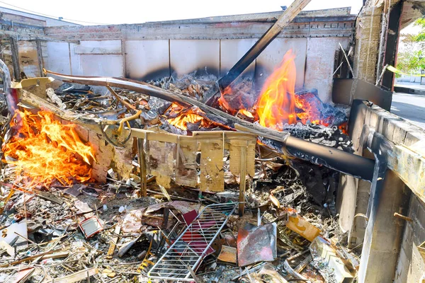 Alevli cehennem kömürleşmiş bir evi kül olmuş bir kalıntıya çevirir.