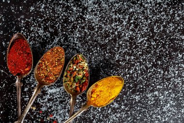 Baharat çeşitleri küçük kaşıklar halinde masaya konur.