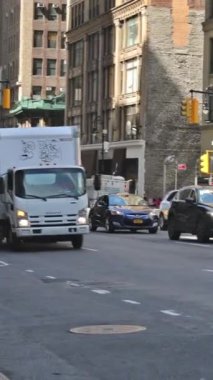 25 Mayıs 2023 Manhattan, New York ABD. Manhattan 'daki insanlar ve arabalar New York' ta yürüyerek güzel şehir sokaklarını keşfediyorlar.
