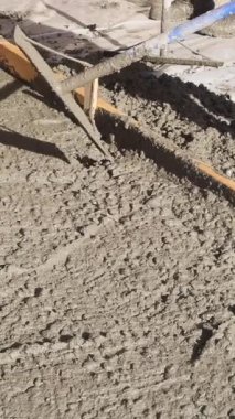 İnşaat alanı yeni evin yakınındaki garaj yolunda ıslak beton dökerken.
