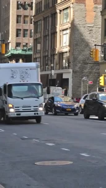 2023년 25일 맨해튼 맨해튼 뉴욕에서 사람들과 자동차 도보로 아름다운 거리를 — 비디오