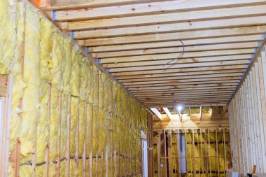 Fiber pamuk termal yalıtımlı, yapım aşamasında olan mineral yün duvar binası.