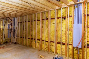 İnşaatta fiber pamuk termal malzeme ile duvarlara mineral yünü yalıtımı kuruluyor