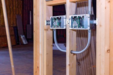 Duvardaki elektrik kablosu elektrikli metal kutunun içi yapım aşamasında.