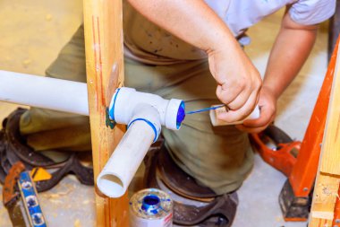 Tesisatçı PVC plastik drenaj boruları sistemi yeni ev inşaatı