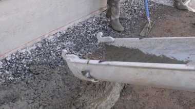 Yeni evin etrafını kamyondan beton karışımıyla dök.