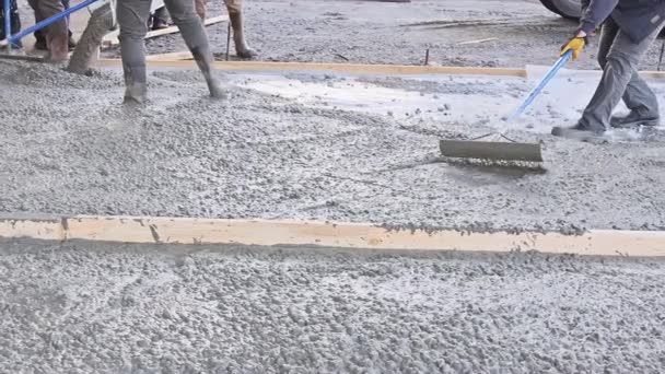 ホームミキサートラックの前では ドライブウェイ用の湿式セメント混合コンクリートを注ぐ — ストック動画