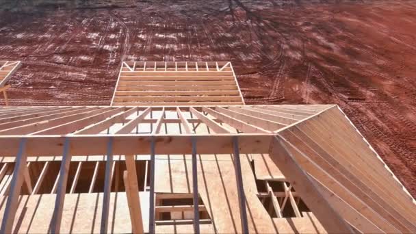 新しい家のフレームのトラス木の屋根のビーム サポート — ストック動画