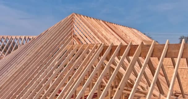 Nowa Konstrukcja Dachu Domu Przy Użyciu Drewnianej Ramki Kratownice Wsporcze — Wideo stockowe