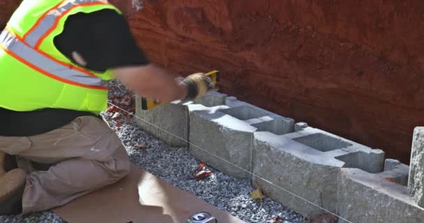 Byggnadsarbetare Monterade Betongblock För Att Behålla Väggen Byggarbetsplatsen — Stockvideo