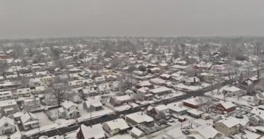 South River New Jersey 'de kar yağdıktan sonra çatıları karla kaplı küçük bir kasabanın kış manzarası.