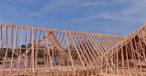Yeni Için Çatı Yapımında Kirişleri Desteklemek Için Tahta Çerçeve Kirişleri — Stok video