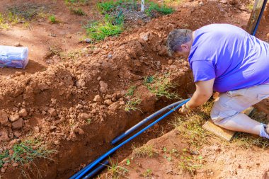 PVC polivinil klorür boruları genellikle yeraltı su sistemleri için kullanılır ve izolasyon yaygın olarak bu borulara uygulanır.