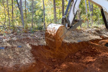 İnşaat traktörü inşaat alanındaki konut alanı için zemini düzleştirmek için kullanıldı