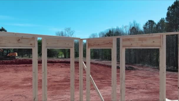 正在进行的建筑工程是一幢用木制框架梁建造的未完工房屋 — 图库视频影像