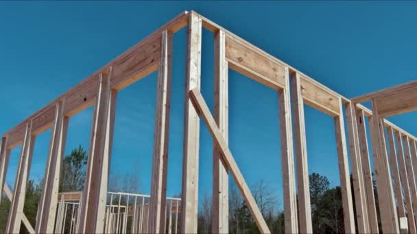 Drewniane Belki Ramowe Niedokończone Prace Budowlane Domu Toku Widok — Wideo stockowe