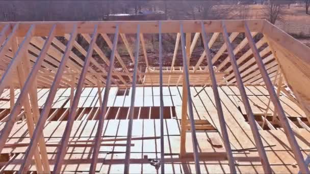 フレームの木のサポート ビームは新しい家のための屋根の構造をトラスします — ストック動画