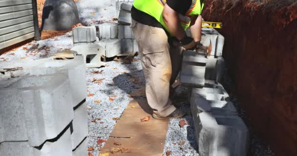 Praca Pilnie Pracownik Budowlany Podniósł Blok Cementu Aby Utrzymać Betonową — Wideo stockowe