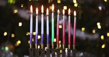 Musevi bir Hanukkiah 'ta yanan menorah mumları.