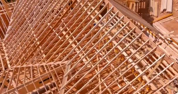 Výstavba Nové Střechy Domu Pomocí Dřevěných Rámů Pro Nosné Trámy — Stock video