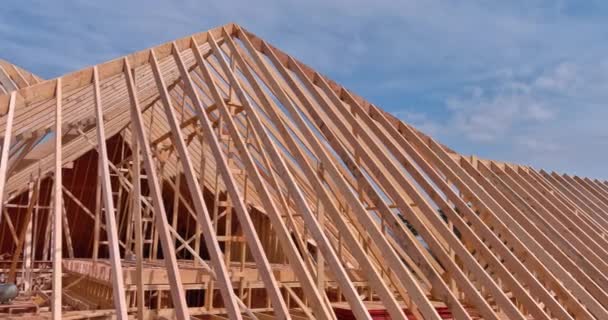 Budownictwie Nowy Dach Domu Drewniane Kratownice Ramowe Wykorzystywane Jako Belki — Wideo stockowe