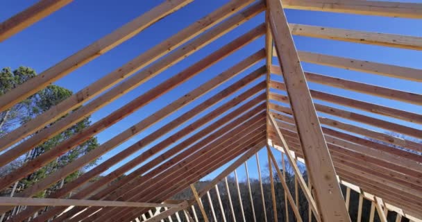 Holztragebalken Für Neuen Dachstuhl Des Hauses — Stockvideo