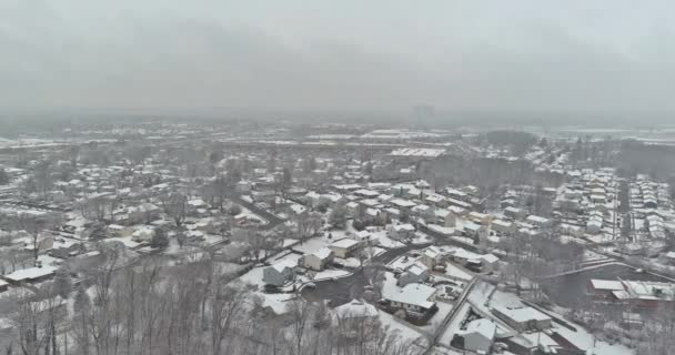 ニュージャージー州サウスリバーで雪が降った後 雪が積もった小さな町の空中冬景色 — ストック動画