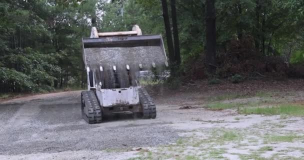 Pomocí Traktoru Připravte Základ Pro Novou Silnici Kladením Štěrku Rozdrceného — Stock video
